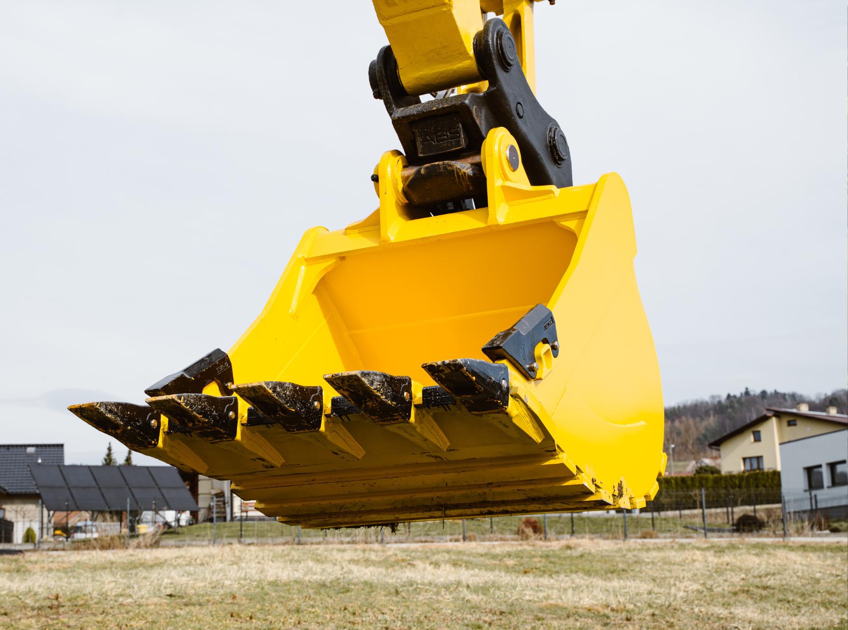Łyżki HDR w kamienistym gruncie